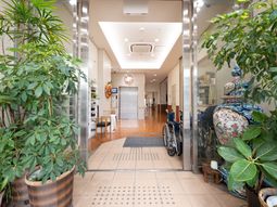 緑あふれる明るいエントランス