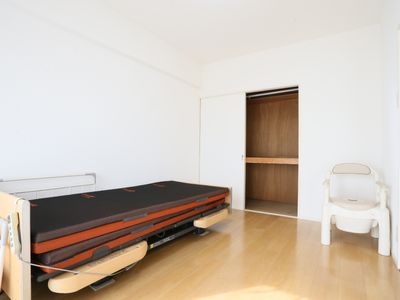 居室のベッドとチェア