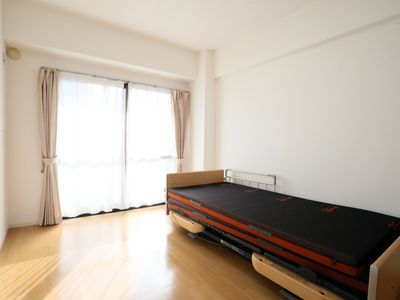 日差しの入る広々居室