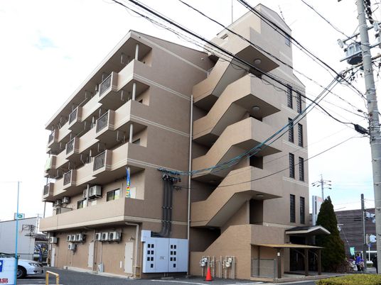 多階層の建物外観