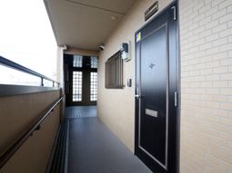 廊下と木製のドア