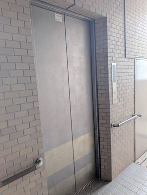 エレベーター前の廊下