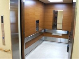 広々とした清潔なエレベーター