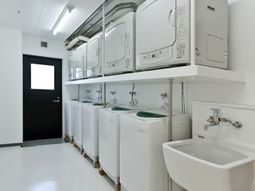 清潔なコインランドリー