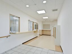 手すり付き廊下