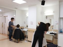 理美容室でのカットシーン