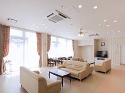 明るい共有リビング空間