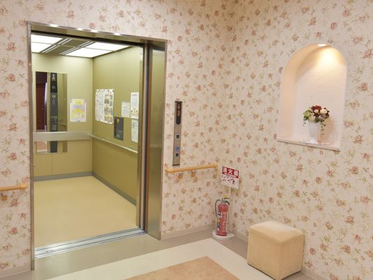 花柄壁紙のエレベーターホール