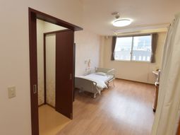 明るい個室の居室