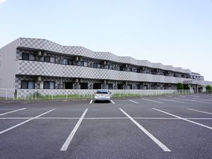 広々とした施設の駐車場