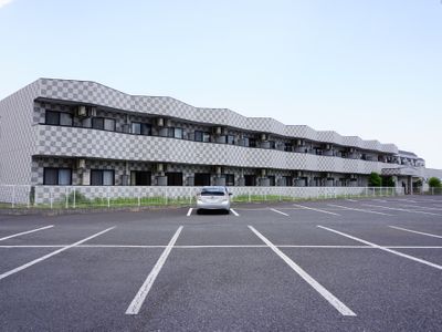 広々とした施設の駐車場