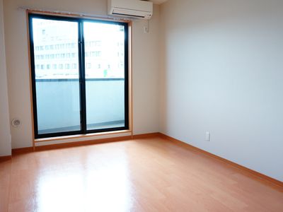 明るい居室の窓と床