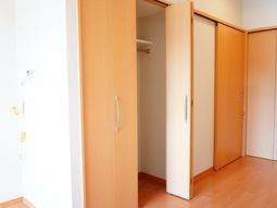 明るい居室のクローゼット