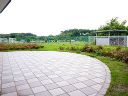 緑豊かな庭園の空間