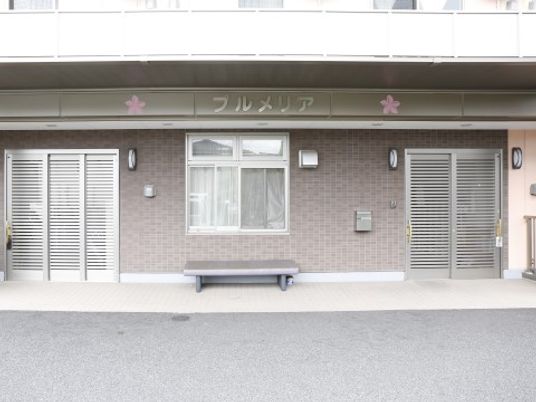 明るい外観のエントランス