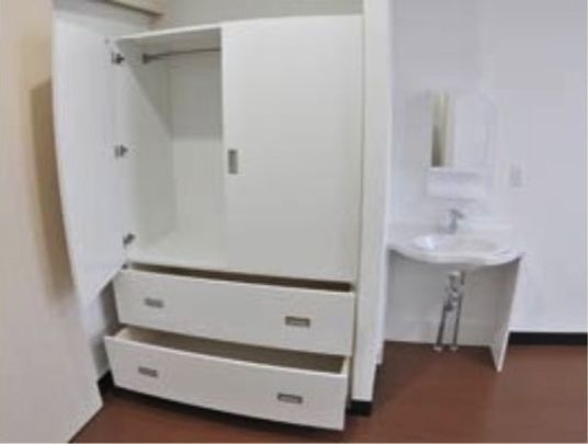 白い壁の洗面台付き居室