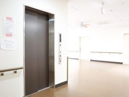 清潔なエレベーター前の空間