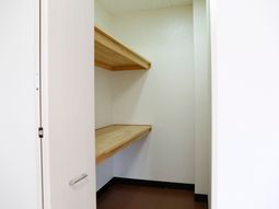 シンプルな木製棚のある部屋