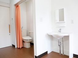 清潔なトイレと洗面台