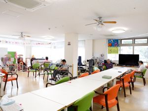 明るい共用スペースでの日常風景