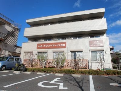 白い建物の外観