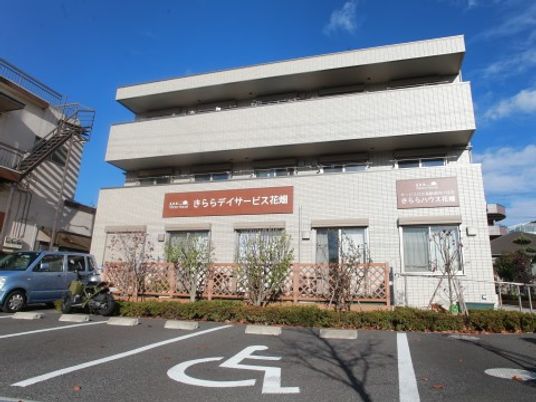 白い建物の外観