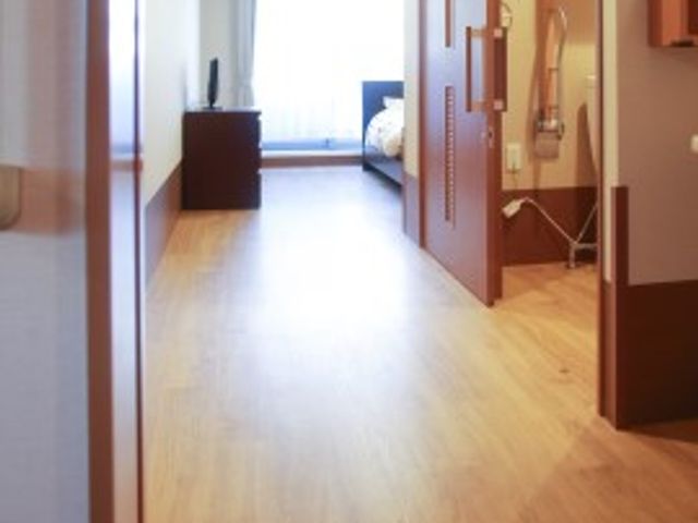 明るい廊下と入口 居室 広々とした廊下が続く快適な居室への入口です。手すりが整備され、安心して歩行ができる設計になっています。