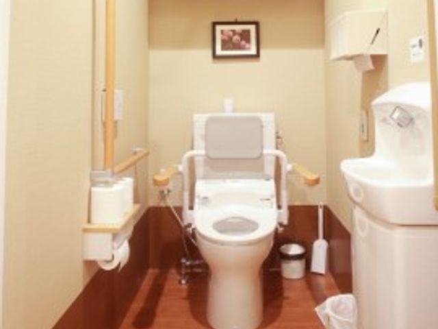 バリアフリー対応のトイレ トイレ 手すりが付いた清潔なトイレです。安全に配慮した設計で利用しやすくなっております。