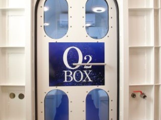 青いロゴが特徴的なドア 酸素ボックス ユニークなデザインの入口は、機能を鍛える新しいスペースへの始まりです。清潔感のあるこの場所で、ご自身のスキル向上に励んでいただけます。