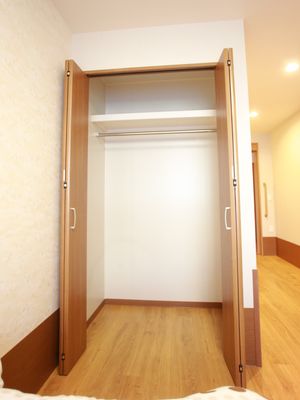 明るい居室の入口