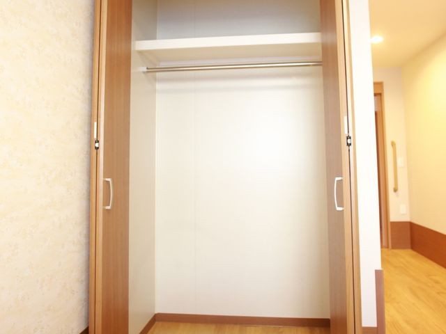 明るい居室の入口 収納 広々とした入口はバリアフリー設計で、どなたでも安心してお過ごしいただける配慮がされています。