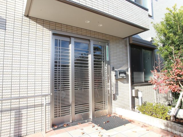 明るいエントランスの外観 出入口 ゆったりとした入口には光が差し込み、安心感をあたえるエントランスです。スタッフが温かく迎えてくれますので、働く環境としても理想的です。