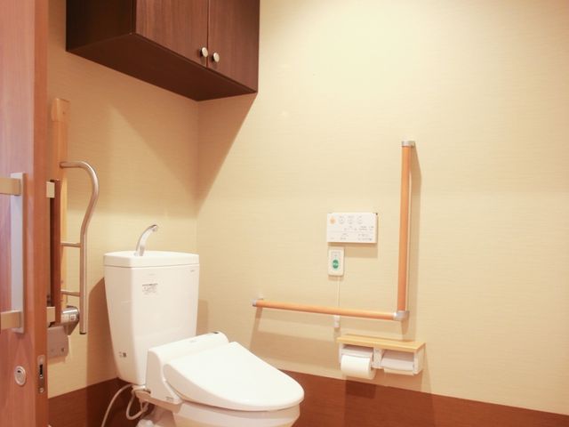 バリアフリー対応のトイレ トイレ 手すり付きで広々としたトイレ空間です。安全面に配慮し、使いやすさを考えた設計になっています。