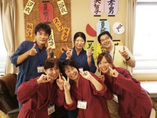 笑顔のスタッフ集合ショット