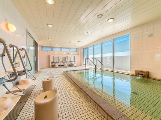 広々とした明るい浴室