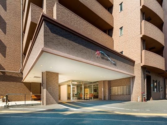 明るい建物のエントランス