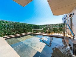 陽光溢れる清潔な浴室