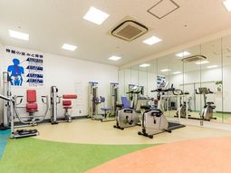 リハビリ機器が整った部屋