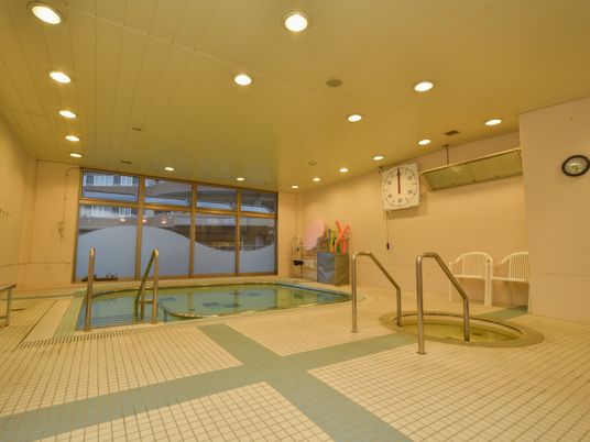 広々としたリハビリプール