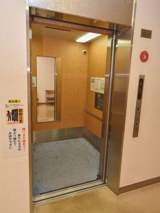 バリアフリーのエレベーター入口