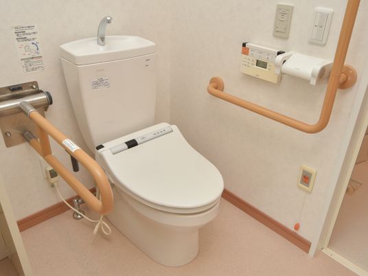 バリアフリー設計のトイレ