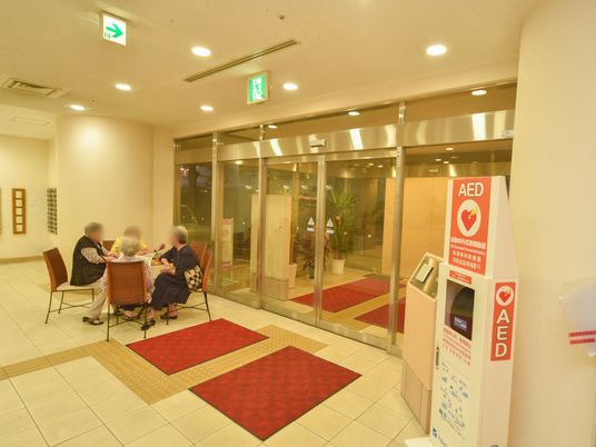 エントランスで語らう人々