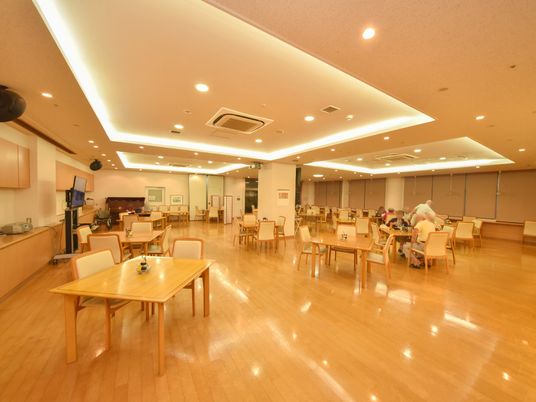 暖かい雰囲気の食堂空間