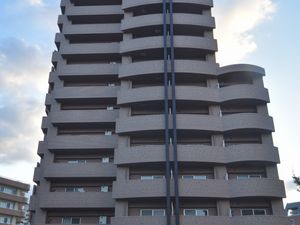 多階建てビルの外観