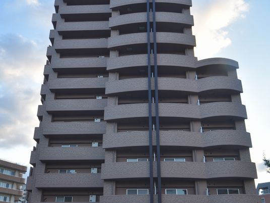 多階建てビルの外観