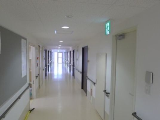 施設内の明るい廊下