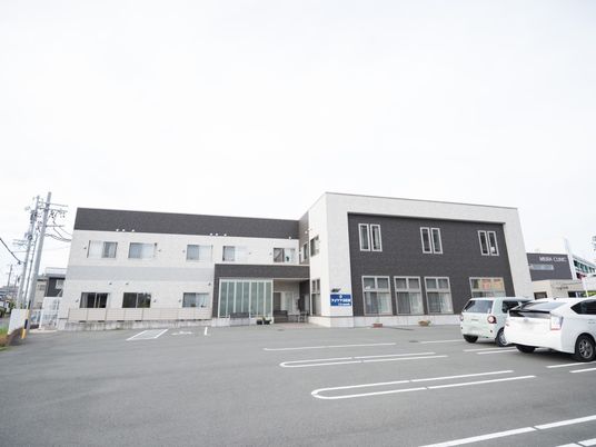 モダンな外観の建物