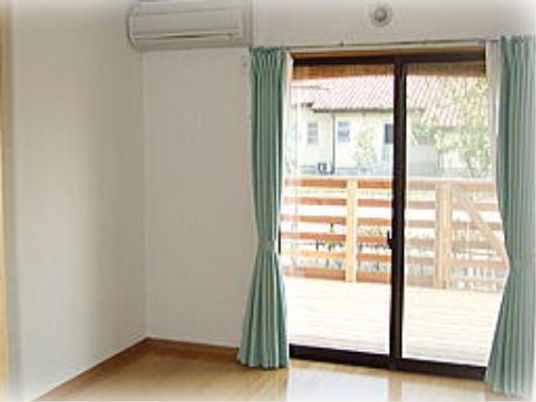 明るい居室とベランダ