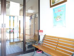 エントランスのベンチと掲示物