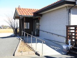 明るいエントランスの外観